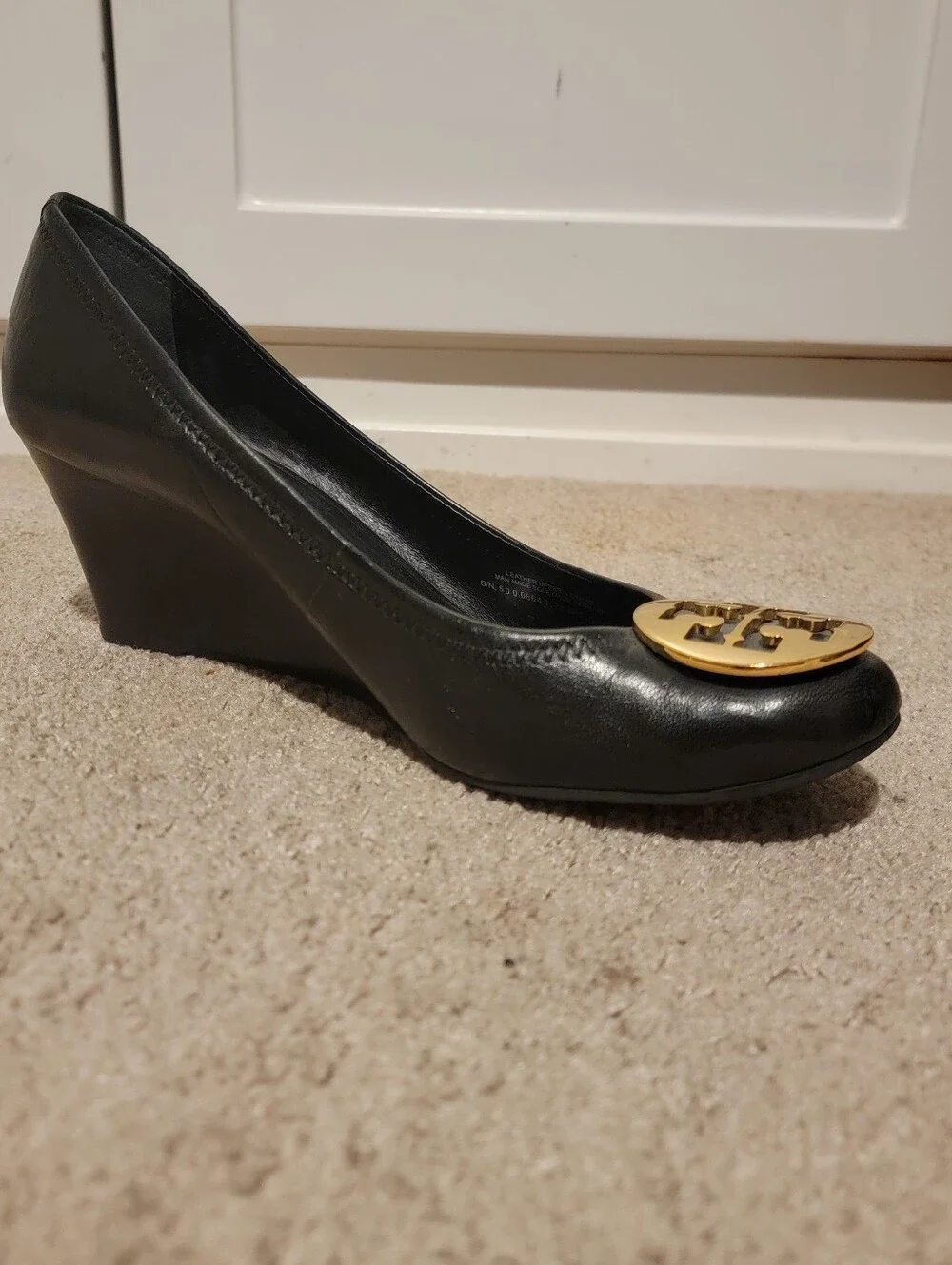 Tory Burch Sally Black Leather Gold Emblem Wedges Heels Pumps Size 11